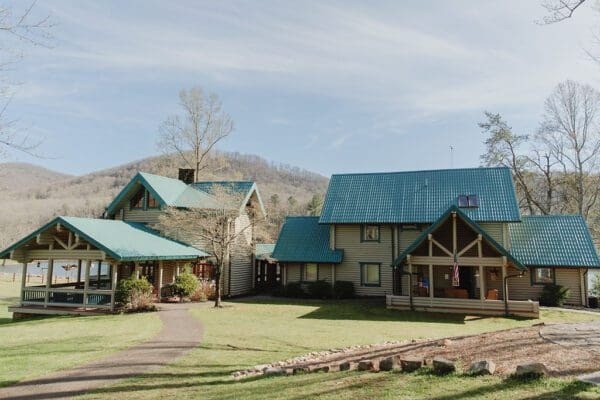 a beautiful lodge in the spring